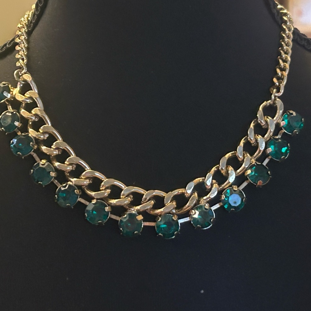 Vintage costume gold tone green gemstones dark necklace - Picture 2 of 6